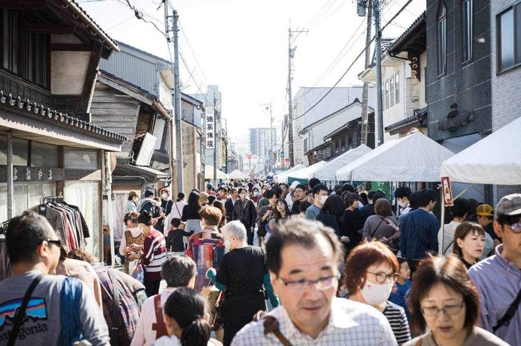 イベント当日、人であふれかえる一本杉通り