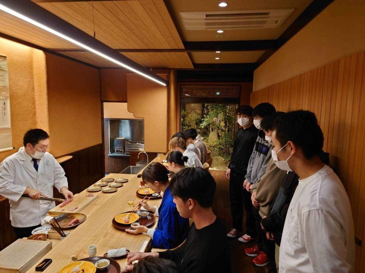 東京の料理の専門学生達に説明する川嶋氏