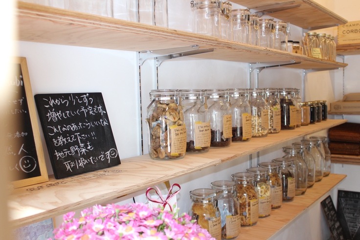 ドライフルーツやナッツを販売しています