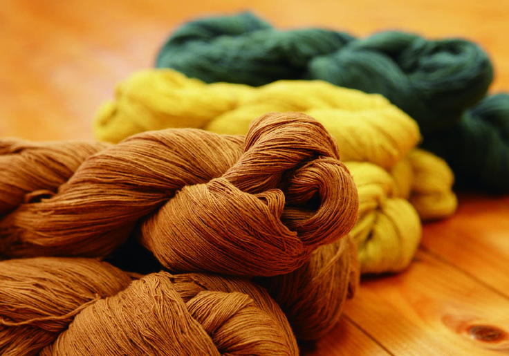 草木で染められた手紡ぎの糸たち