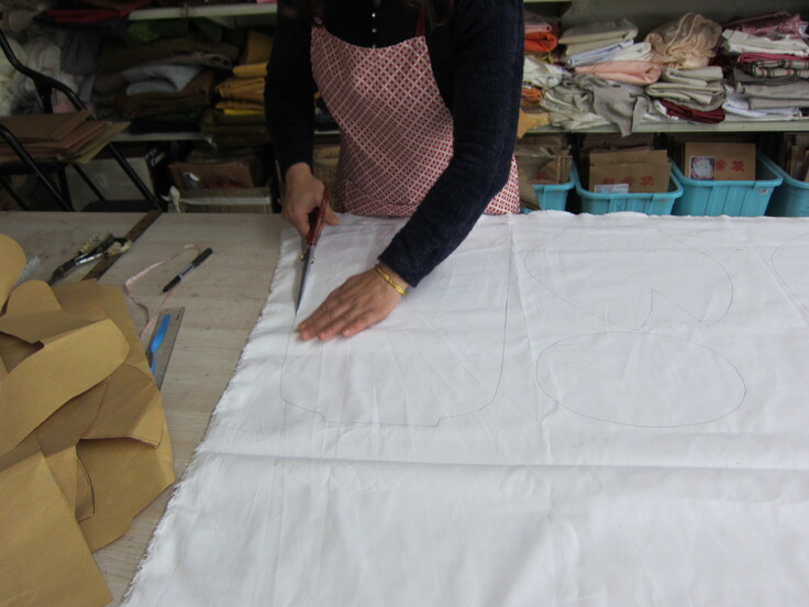 手作業で裁断です