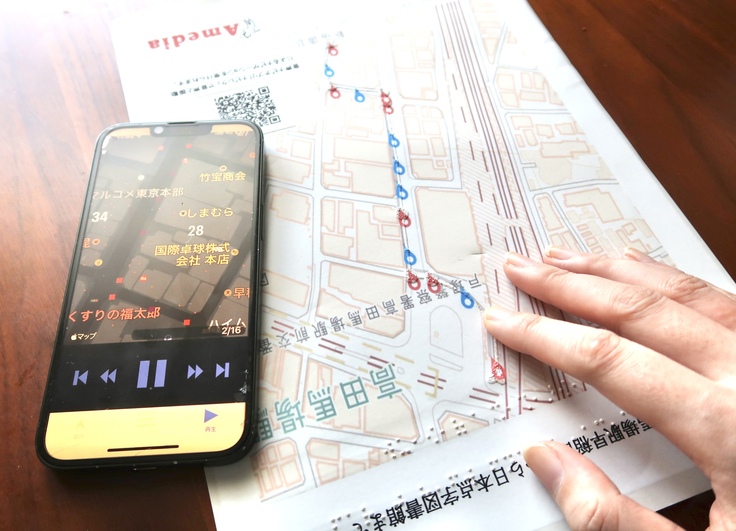 JR高田馬場駅から日本点字図書館までのマップを聞きながら、触地図を触る様子