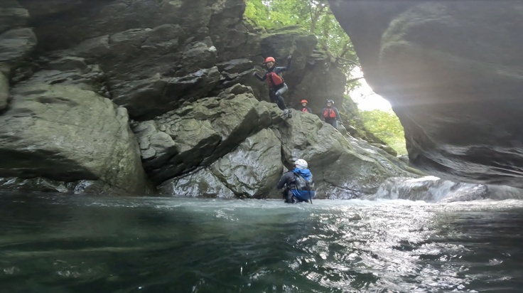 集落を流れる川の上流で大人も思いっきり自然遊び