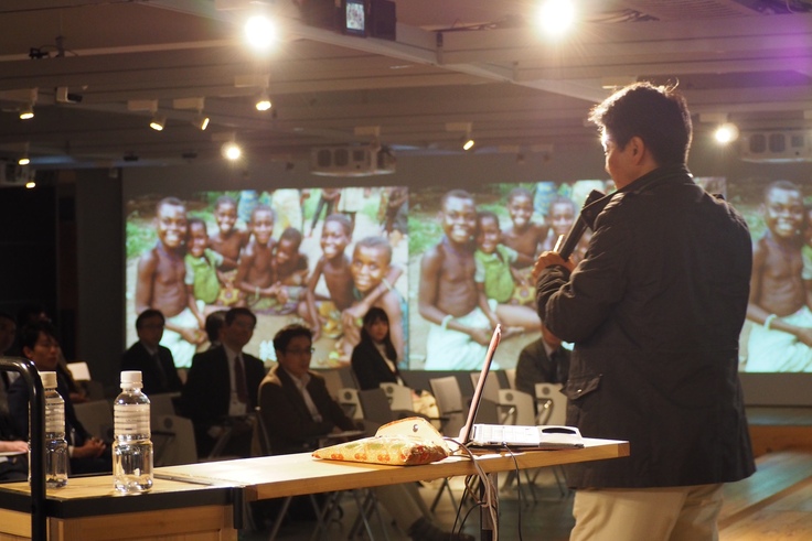 2016年に屋台大学の会場にてピグミーに関する講演をするプロジェクト担当者©屋台大学