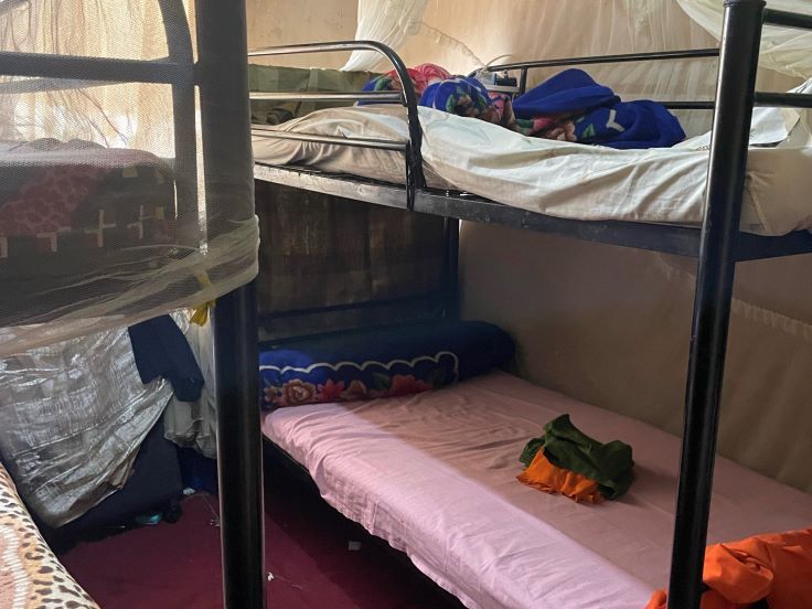 寝室の様子。一つのベッドに2人で寝ます。