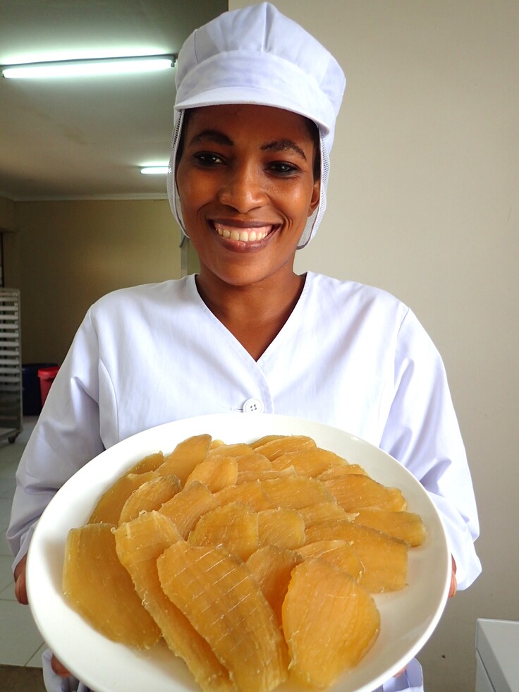 工場長とつくりたての干しいも