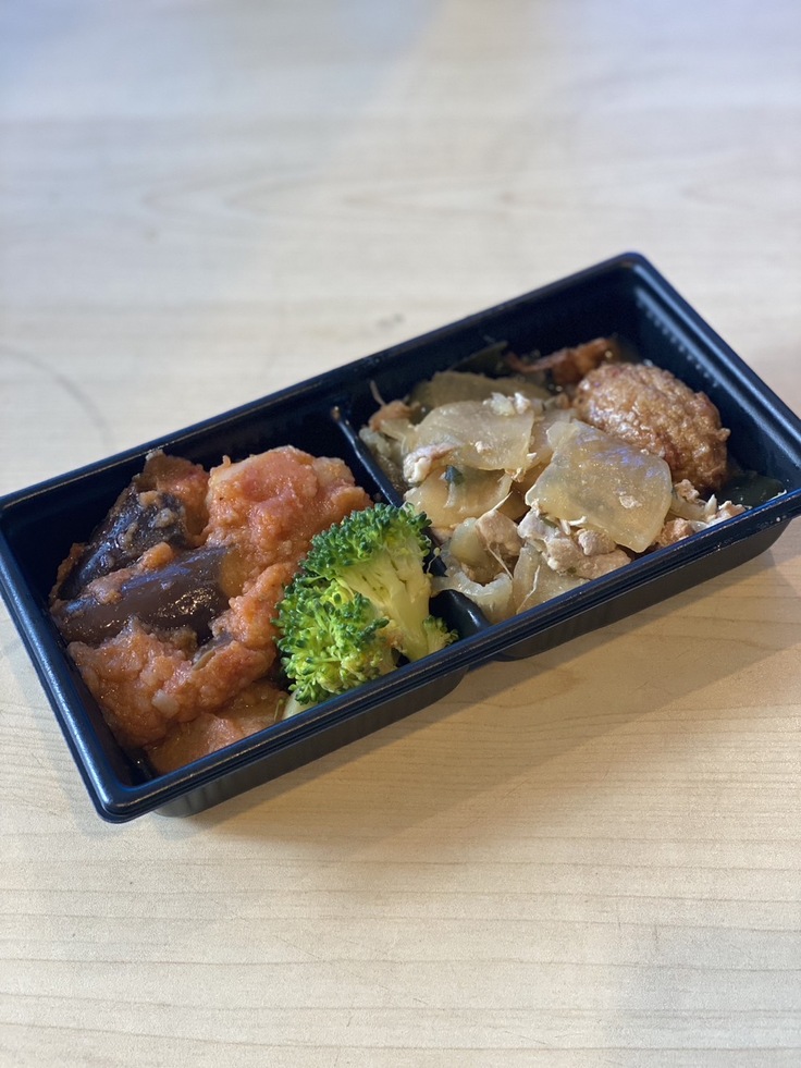 おかず一部例ですが、左側から←・じゃがいも&茄子のトマト煮・茹でブロッコリー・鶏肉&大根のサッパリ煮などです