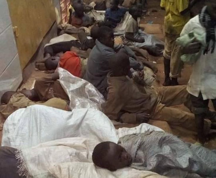 路上で寝るストリートチルドレン