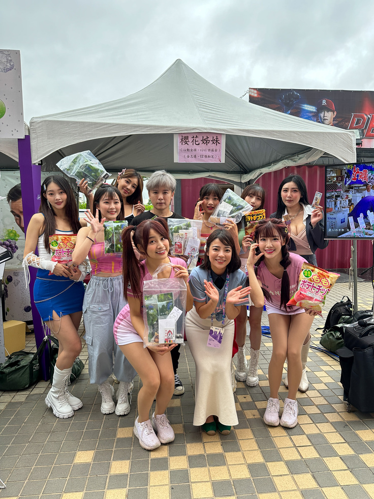 昨年、台湾桃園市「楽天モンキーズ球場」にて楽天ガールズたちと福島PR