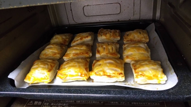 オーブンで焼き上がったパイ