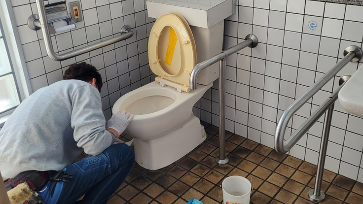 公園の公衆トイレ清掃中