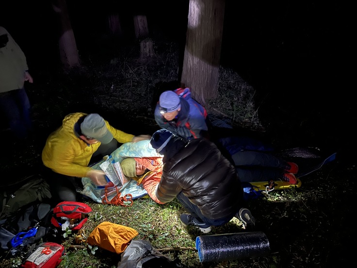 頭部外傷の怪我人を救出中