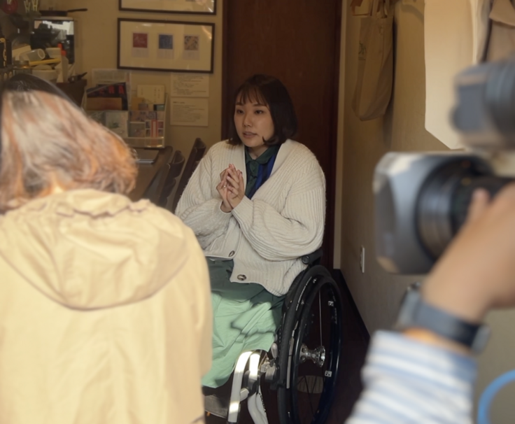 OBS大分放送の記者の方に、コージーコーナーにて取材を受けている理事長の豆塚エリ