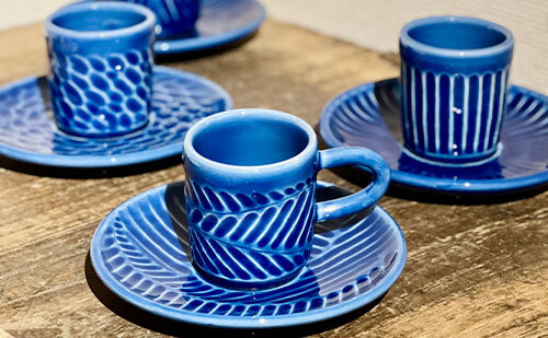 青いコーヒーカップとソーサーの陶器の作品