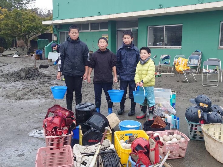 津波の後片付け　内浦野球場