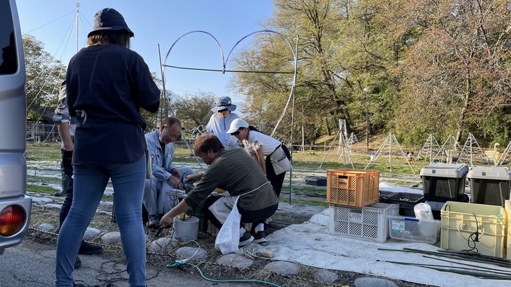 地元の子供といっしょに
