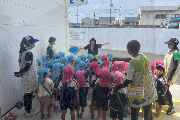 シアターに来る保育園の子どもたち