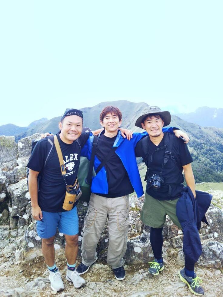 剣山山頂でポーズをとる発起人（写真中央）