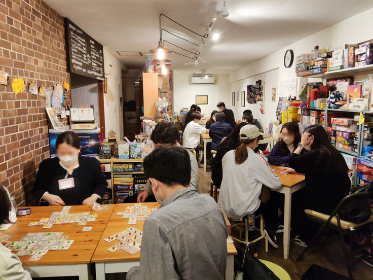 B-CAFEがお客さんでにぎわっている様子