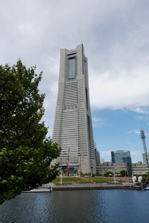 ランドマークの麓に見える日本丸