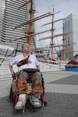 日本丸をバックに磯部がポーズ