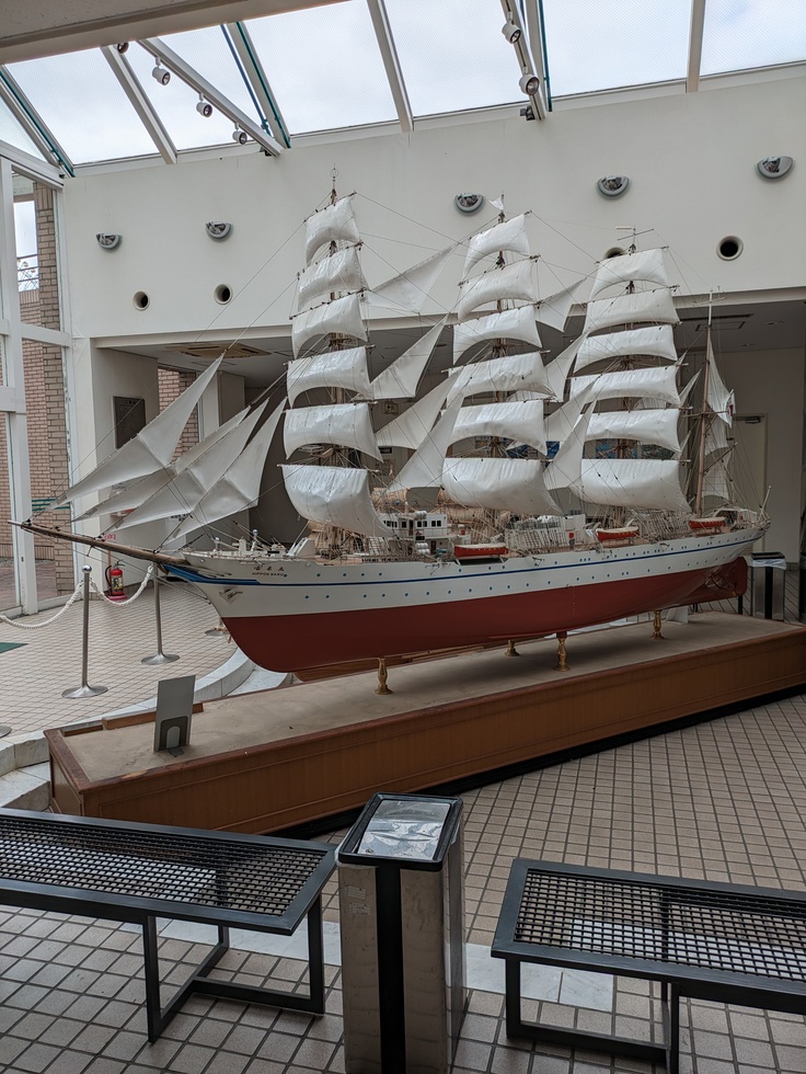 施設内に展示されている日本丸の模型