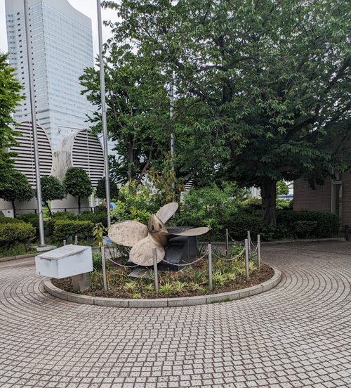 施設敷地内に展示されているスクリュー