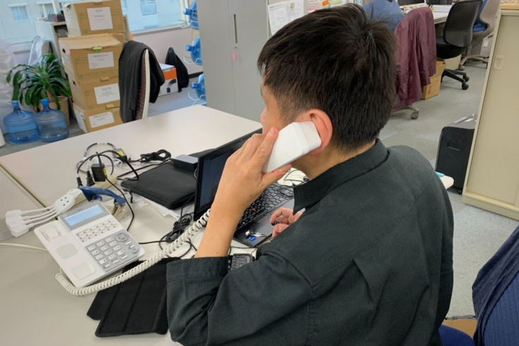 相談の電話を受けるAAR職員の写真