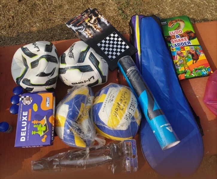 テーブル, 小さい, 座る, バッグ が含まれている画像自動的に生成された説明