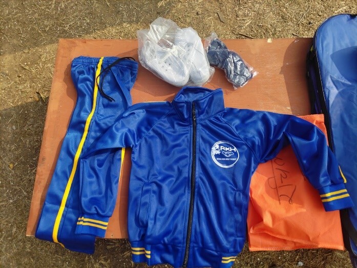 草, 人, バッグ, ブルー が含まれている画像自動的に生成された説明