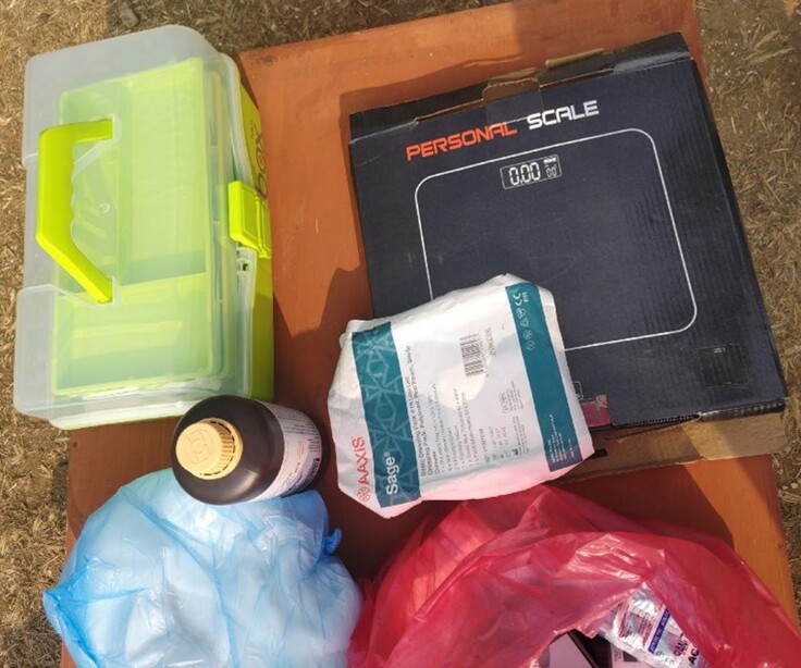 座る が含まれている画像自動的に生成された説明