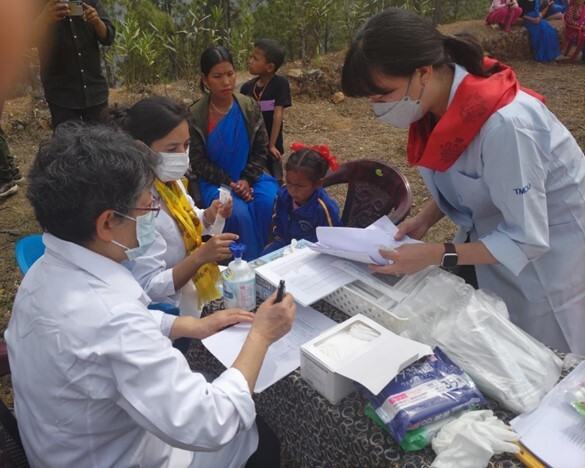 テーブルを囲む人々低い精度で自動的に生成された説明