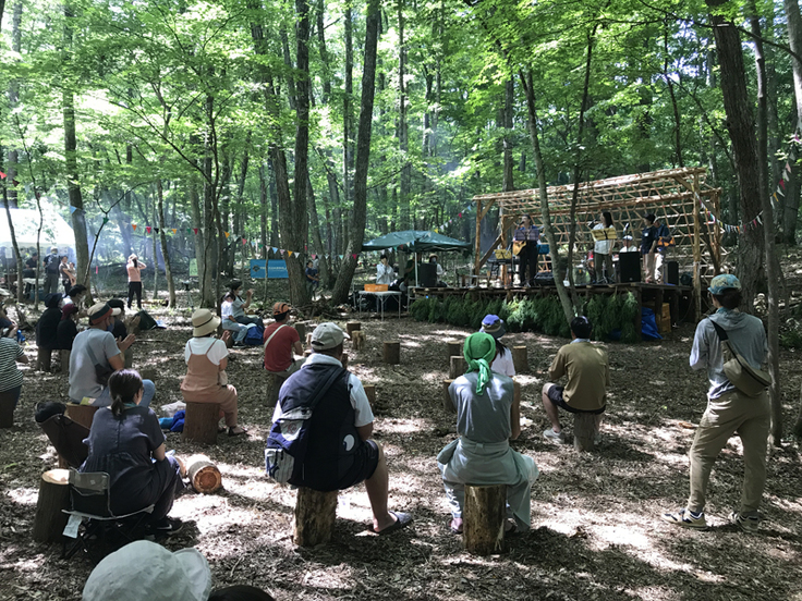 森に集まる人々