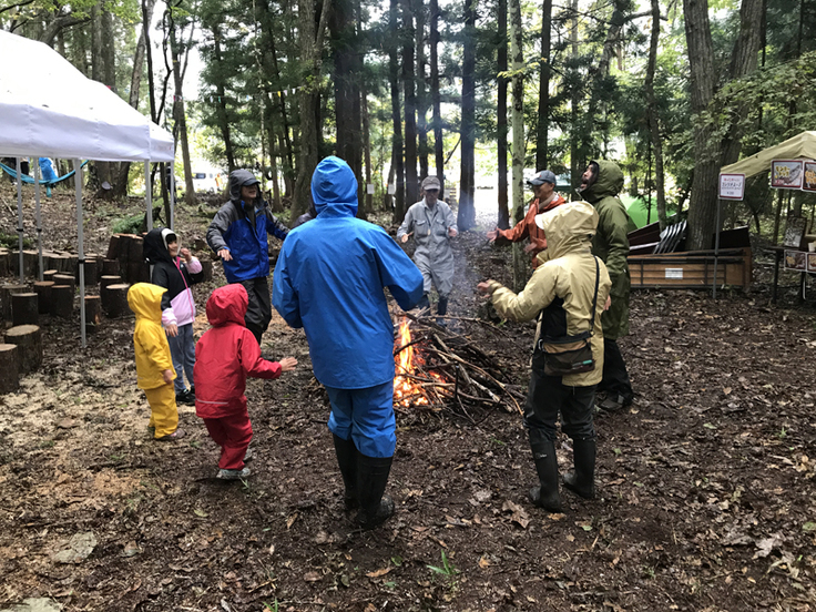 森に集まる人々