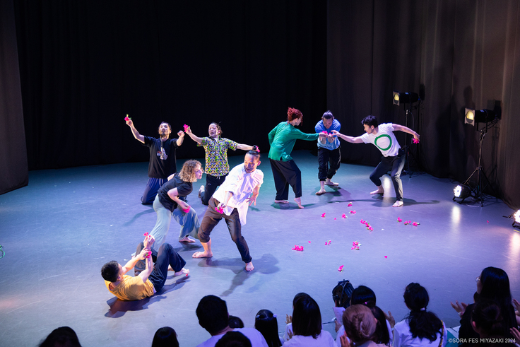 エンディングで踊ったアーティスト全員によるダンスの様子