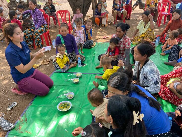 村で離乳食教室を行う女性子ども委員のメンバー（左