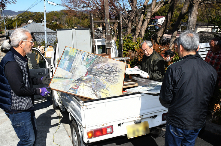 青木夫妻の作品を旧自宅アトリエから一時保管場所へ移動