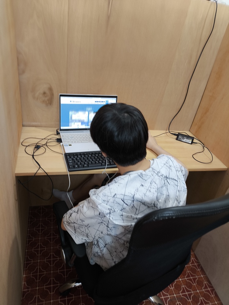 進路を調べる様子