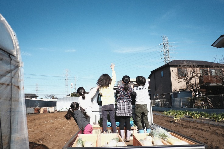 軽トラの上ではしゃぐ子どもたちの写真