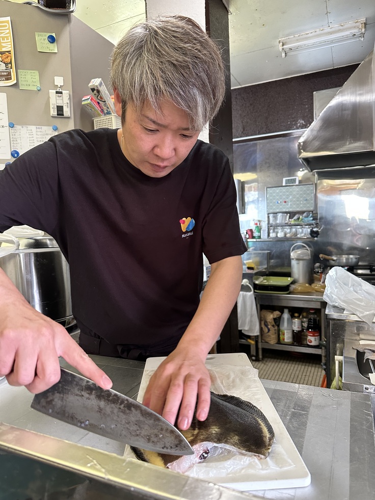 社長の伊藤明菜です。龍飛岬マツカワガレイを捌いています。