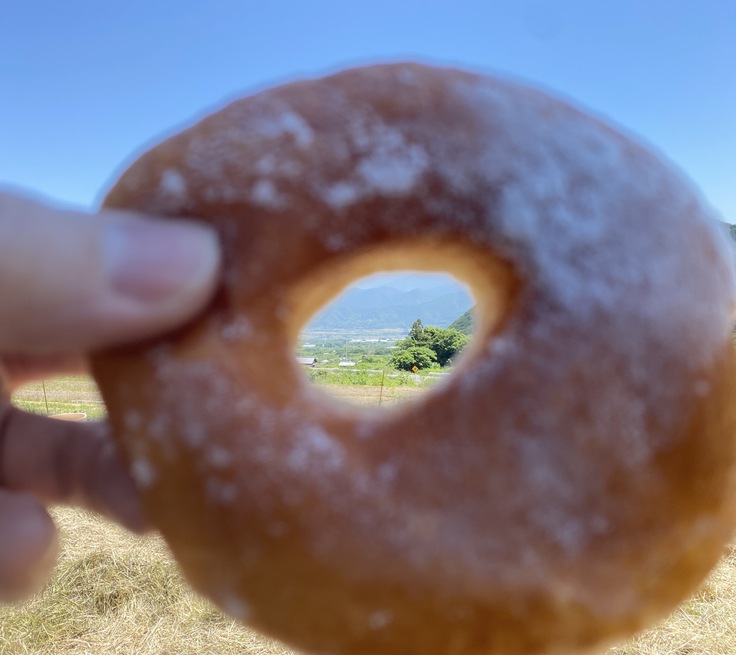 ドーナッツの穴からのぞく丹原の風景