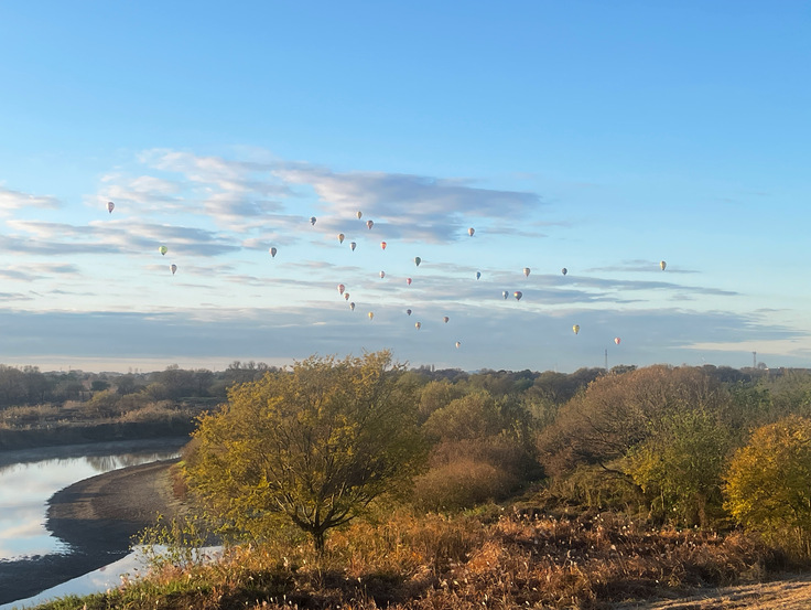 天気の良い日には多くの気球が飛び立ちます。