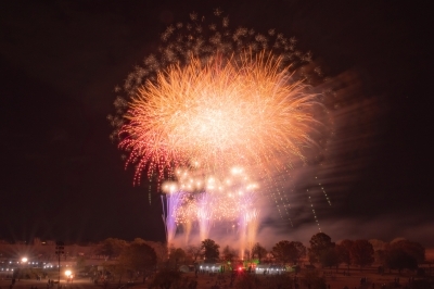  秋の夜空を花火が彩ります。(2023年開催の様子)
