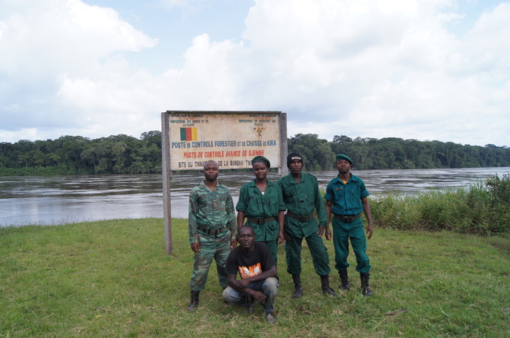 カメルーンロベケ国立公園のレンジャー