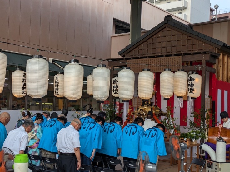 コレモひろばの御旅所での神事の様子