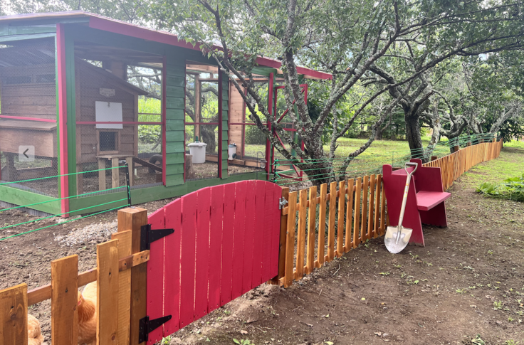 晴れのひにはもっと広いところで遊べるように周りに柵も立てました！