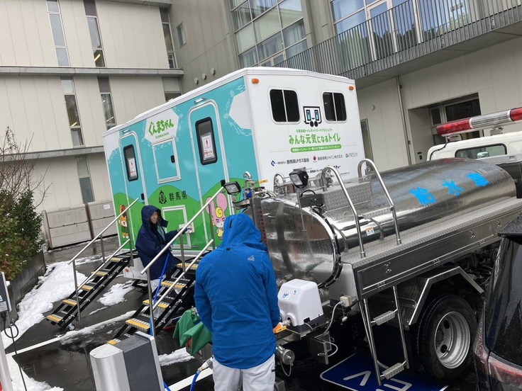 トイレトレーラーへの給水活動