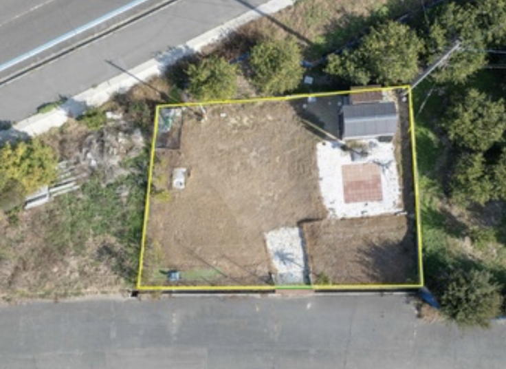 約80坪の敷地。1階はカフェスペースでグランドピアノを置いて、ジャズやクラッシックなどのライブも出来る場所。2階が居室で全室バストイレ付き。