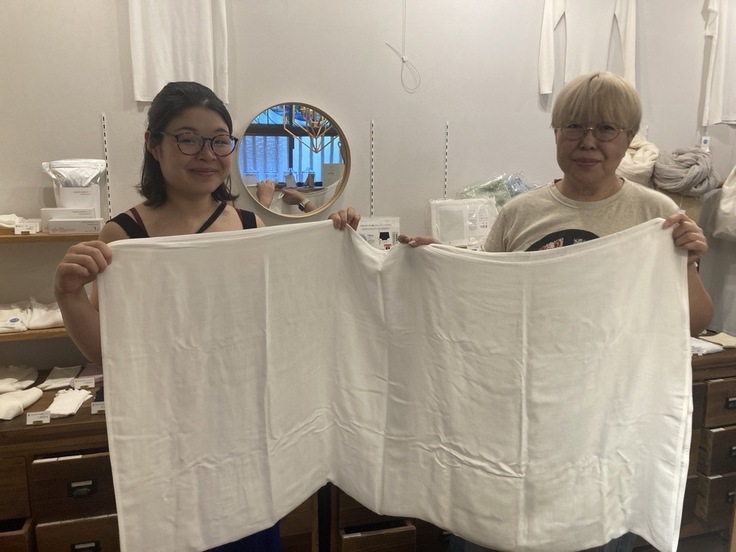 田中副社長と一緒にTAKEFUを持つ植木