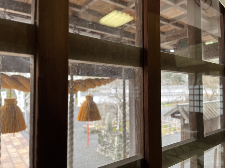 大村神社拝殿の中から境内に向けて